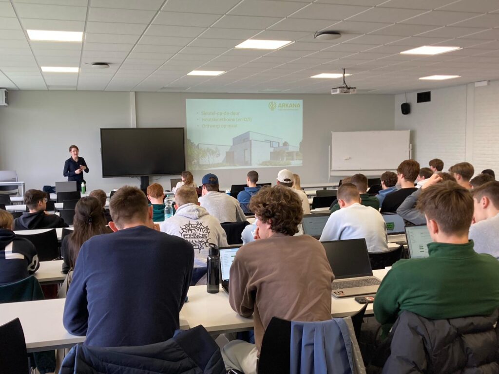 Studenten in collegezaal bij lezing Thomas More over bouwen