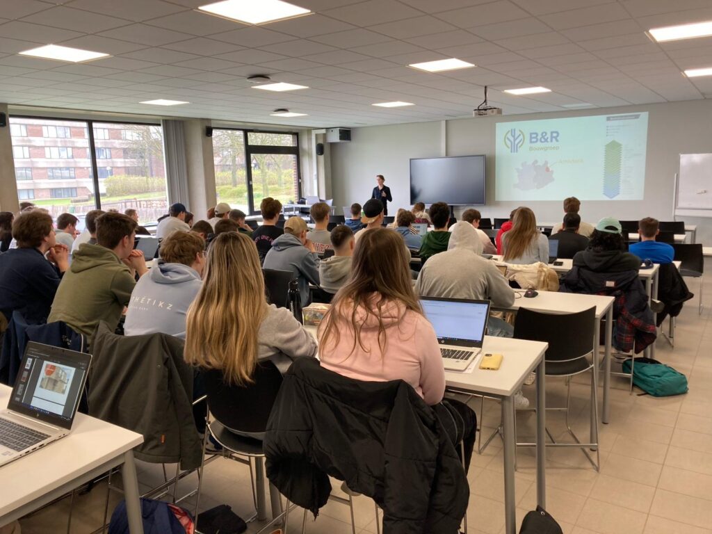 Studenten met laptops in collegezaal Thomas More