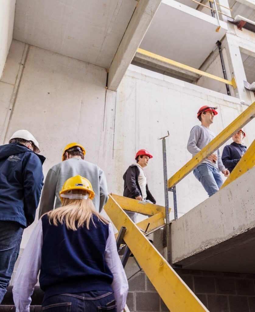 Bezoekers lopen door een woning in aanbouw