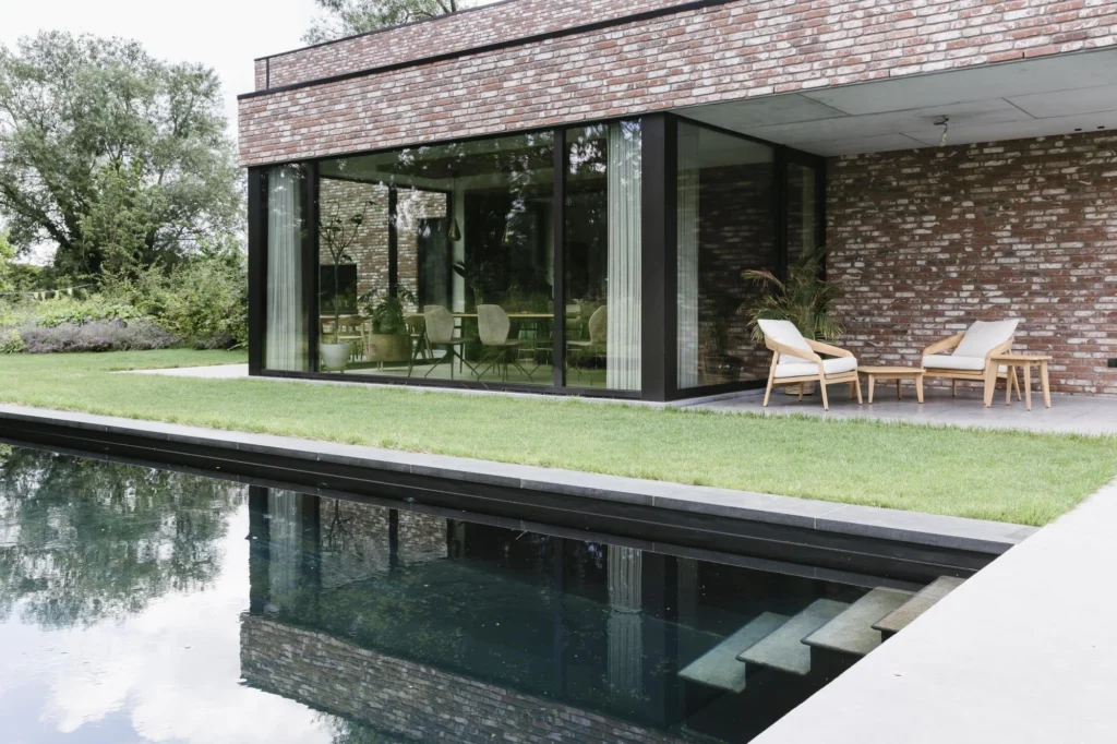 Exterieur zwembad vanuit terras &mdash; woning Van der Geest, Mechelen