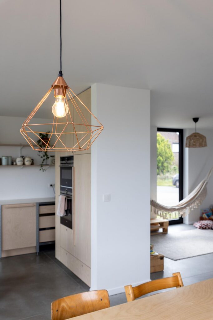Leefruimte met decoratieve hanglampen &mdash; woning Aertgeerts, Haacht
