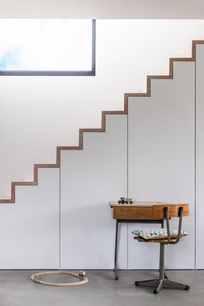Trap met houten leuning &mdash; woning Aertgeerts, Haacht