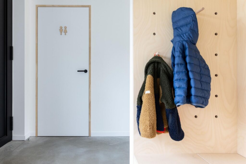 Inkomhal met kapstok en jassen &mdash; woning Aertgeerts, Haacht