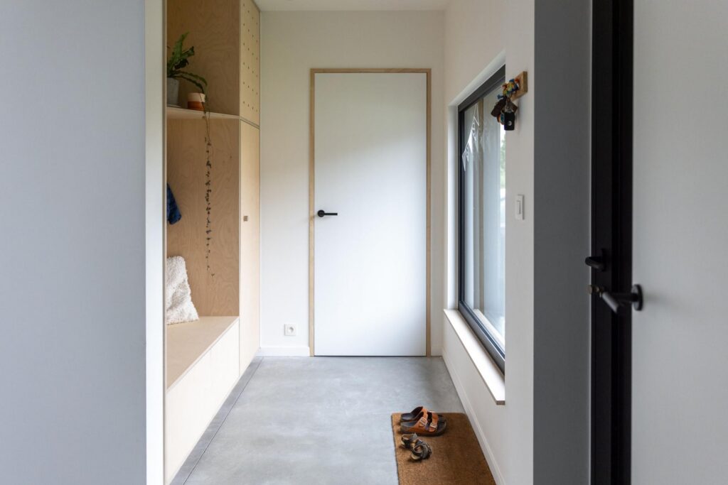 Gang met glaspartij en daglicht &mdash; woning Aertgeerts, Haacht