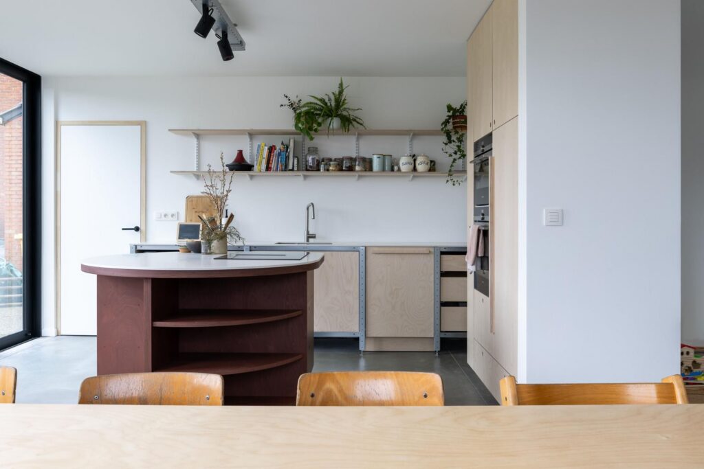 Keuken met donker houten eiland en ingebouwde spots &mdash; woning Aertgeerts, Haacht