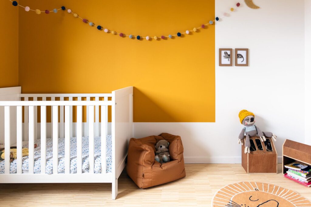 Speelse kinderkamer met gele accentwand &mdash; woning Aertgeerts, Haacht