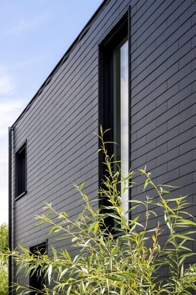 Schuurwoning met kale winterbeplanting &mdash; woning Aertgeerts, Haacht