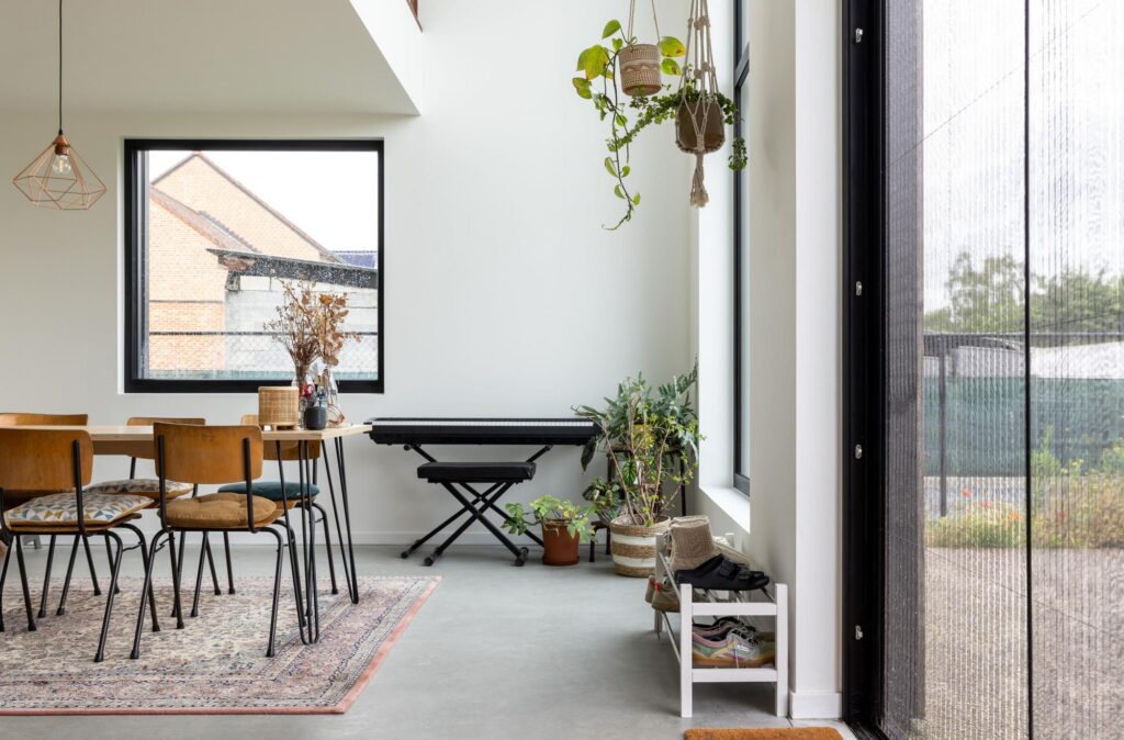 Eetruimte met zicht op terras en tuin &mdash; woning Aertgeerts, Haacht