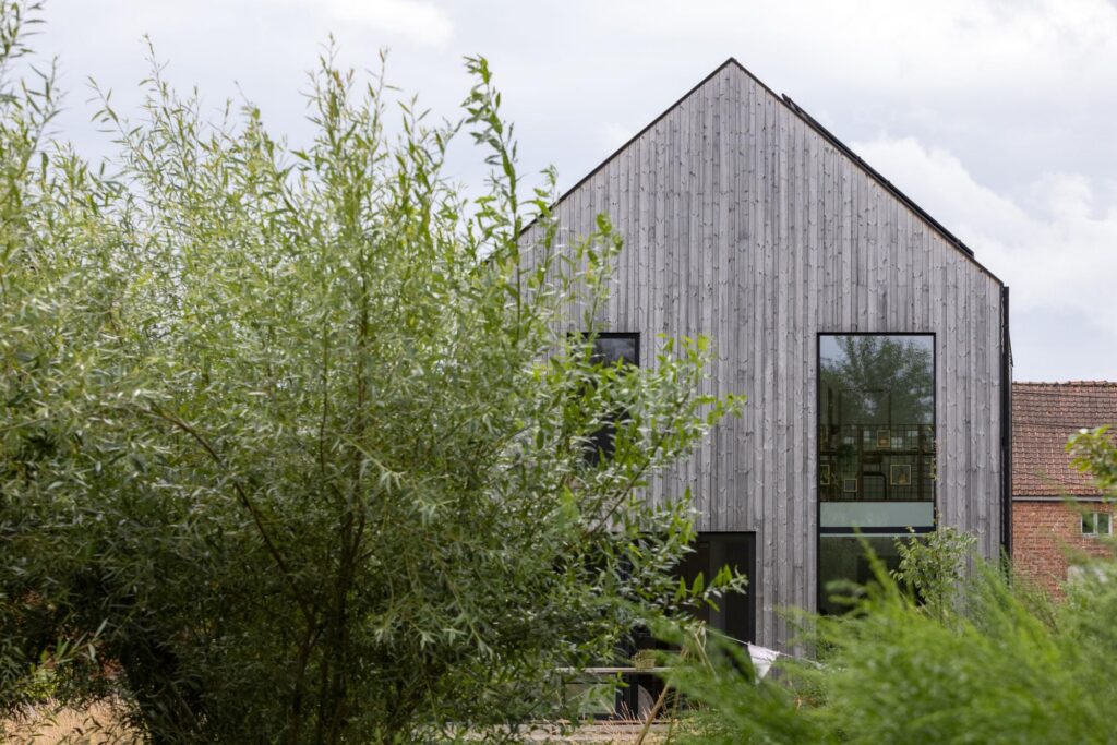 Schuurwoning met weelderige groene beplanting &mdash; woning Aertgeerts, Haacht
