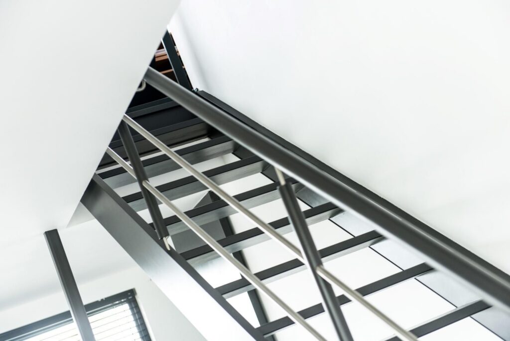 Trap detail met staalstructuur &mdash; woning Goyvaerts, Schriek