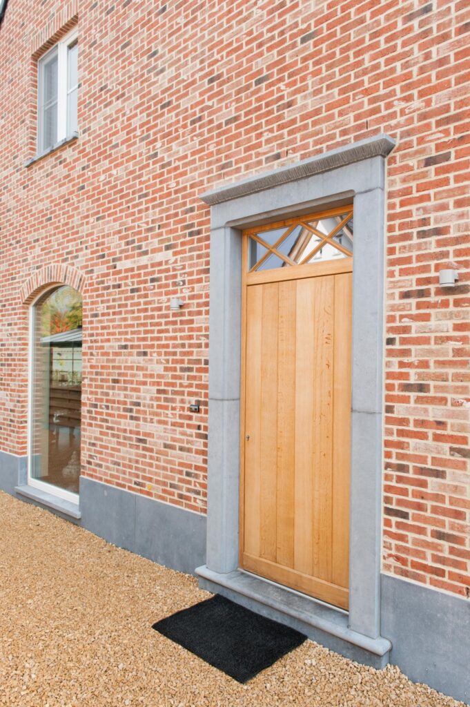 Exterieur bakstenen woning met houten deur &mdash; woning Greefmans, Vilvoorde