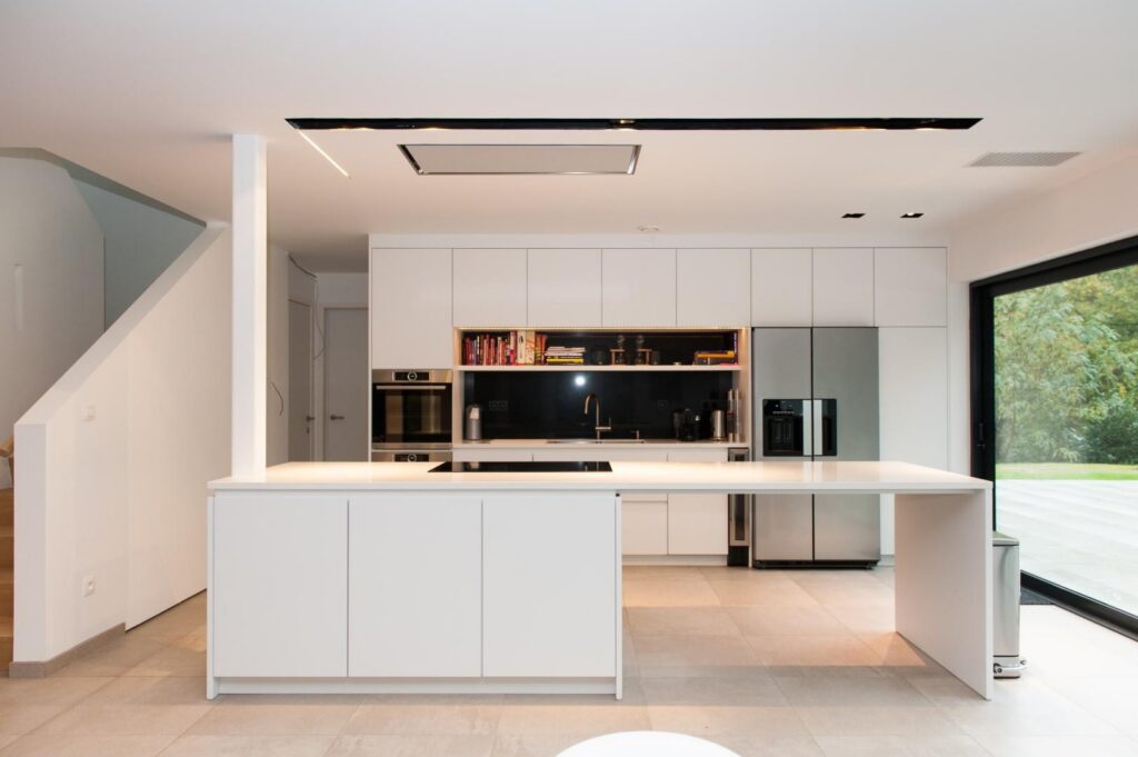 Keuken wit open plan &mdash; woning Dillen, Nijlen