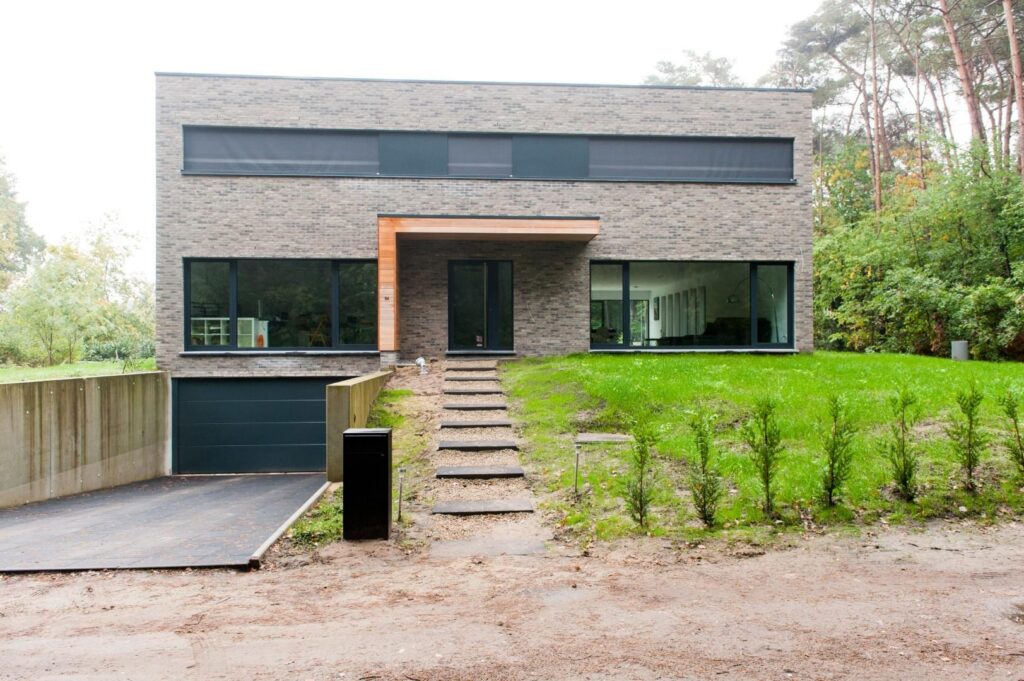 Exterieur woning met tuin en houten accenten &mdash; woning Dillen, Nijlen