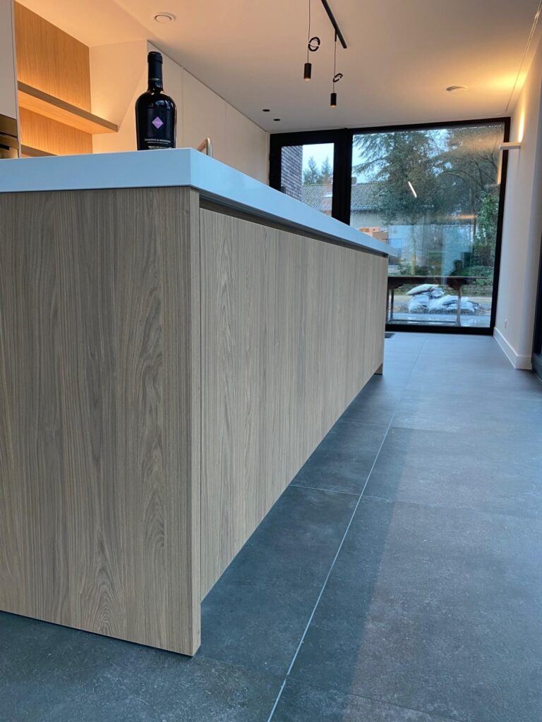 Houten wandbekleding detail &mdash; woning De Kort, Kasterlee