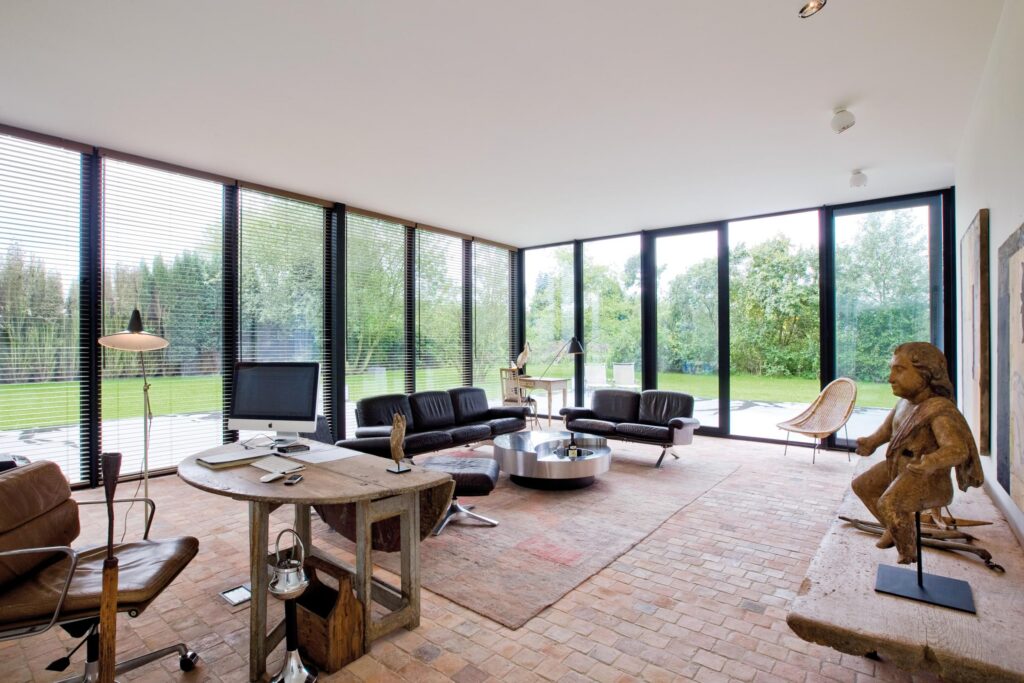Leefruimte met salon en grote ramen &mdash; woning De Bruycker, Aartselaar