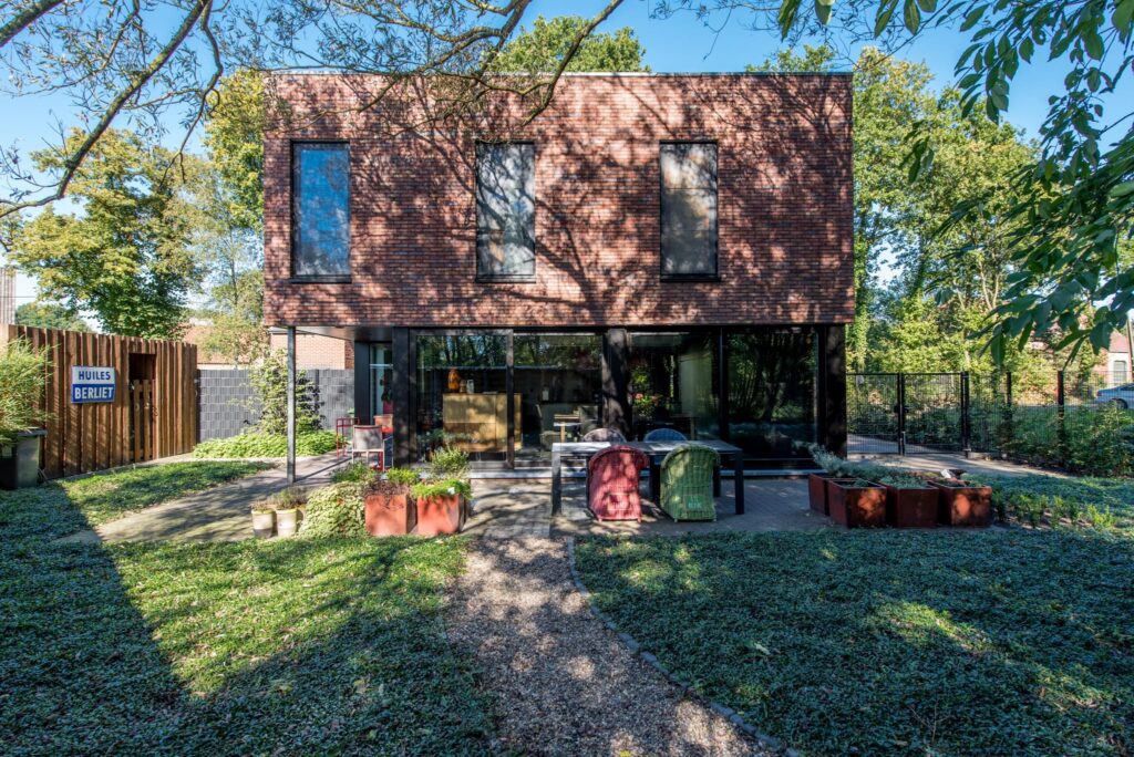 Exterieur bakstenen woning met tuin en bomen &mdash; woning Conderaerts, Mol