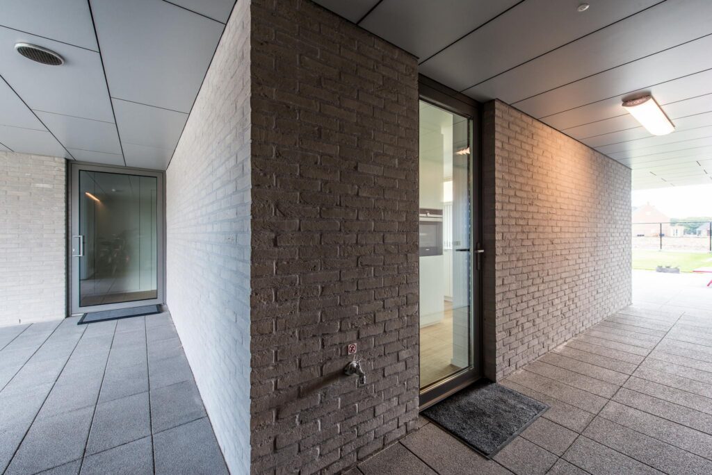 Woonkamer met houten vloer &mdash; woning De Ridder, Malle