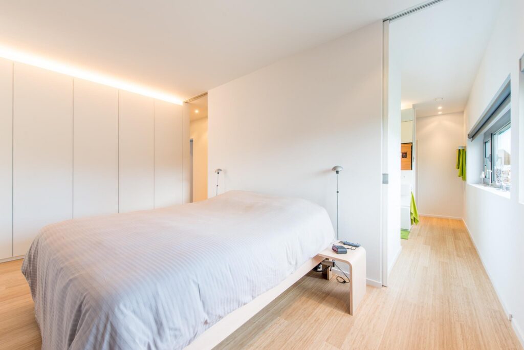 Slaapkamer met doorzicht &mdash; woning De Ridder, Malle