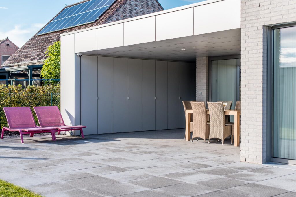 Garagepoort en oprit &mdash; woning De Ridder, Malle