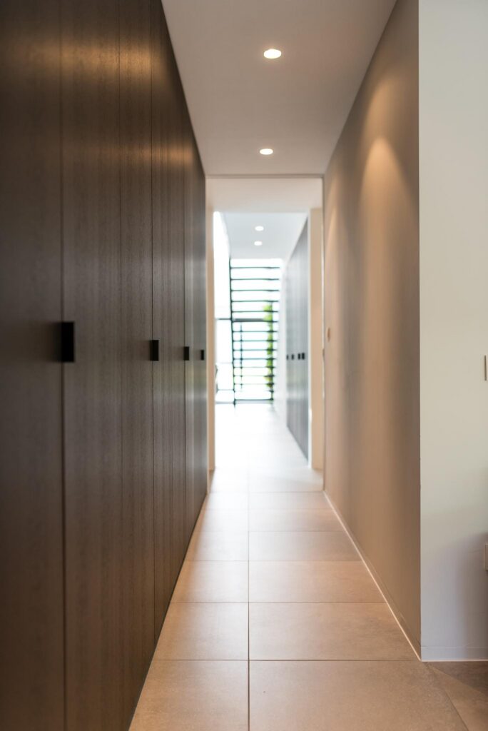 Slaapkamer met donker interieur en inbouwkast &mdash; woning Lambaert, Zoersel