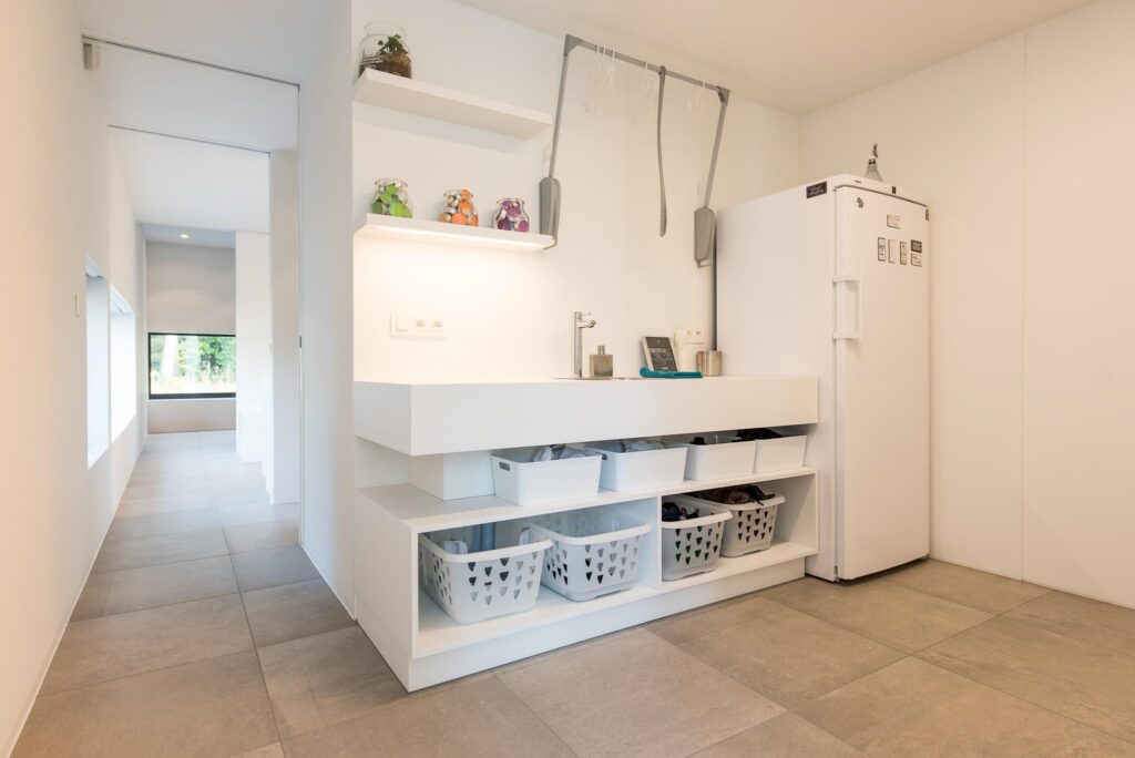 Witte keuken met kookeiland en buitenzicht &mdash; woning Lambaert, Zoersel
