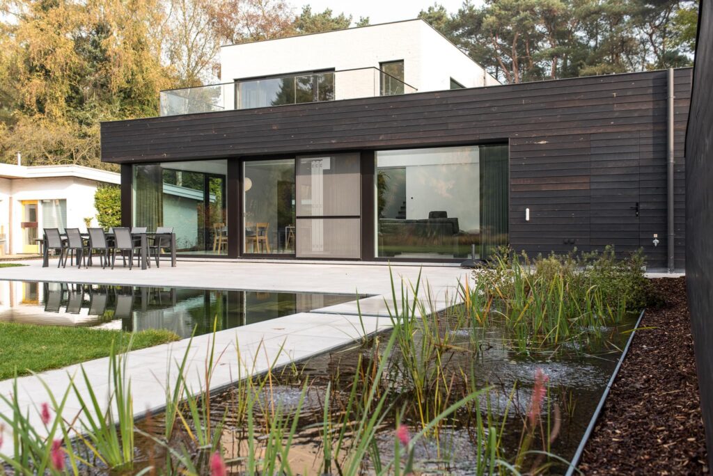 Exterieur moderne woning met glazen gevel &mdash; woning Lambaert, Zoersel