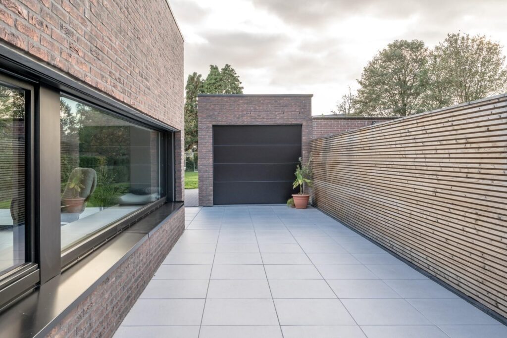 Garagedeur met horizontale houten latten &mdash; woning De Wilde, Brasschaat