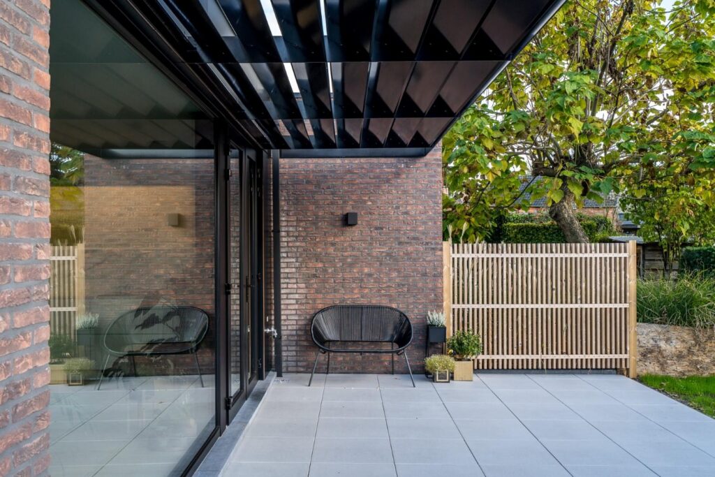 Overdekte buitenruimte met pergola &mdash; woning De Wilde, Brasschaat