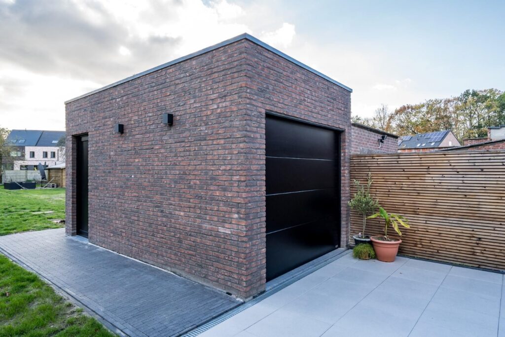 Exterieur bakstenen volume in boomgaard &mdash; woning De Wilde, Brasschaat