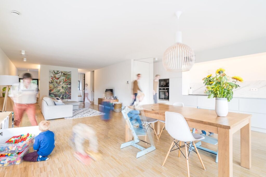Leefruimte en eetruimte licht &mdash; woning De Wilde, Brasschaat