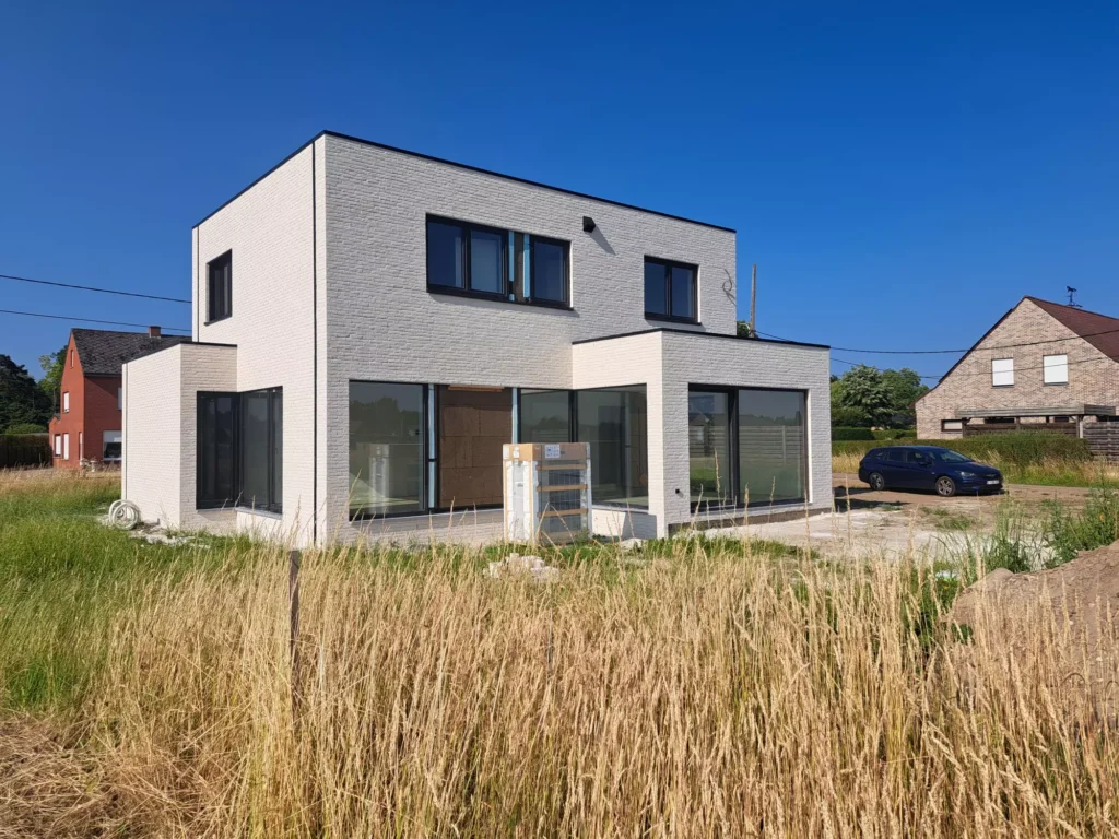 Exterieur witte kubistische woning voorzijde &mdash; woning Marien-Boels, Heist-op-den-Berg