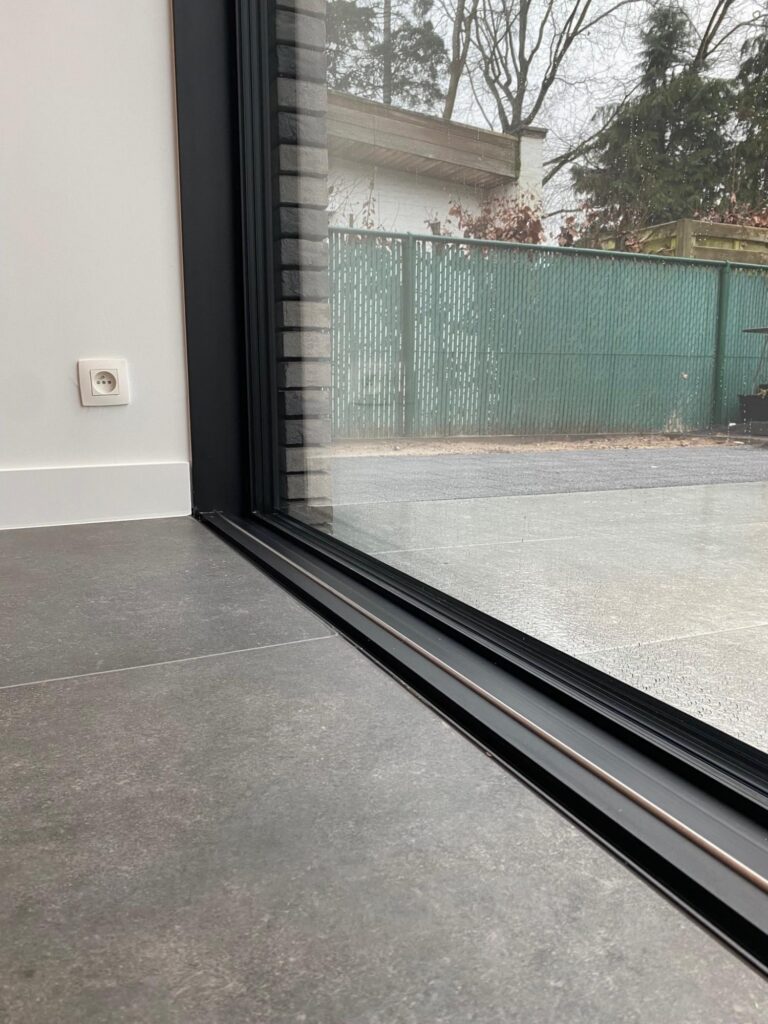 Exterieur met schuifdeur naar tuin &mdash; woning De Kort, Kasterlee
