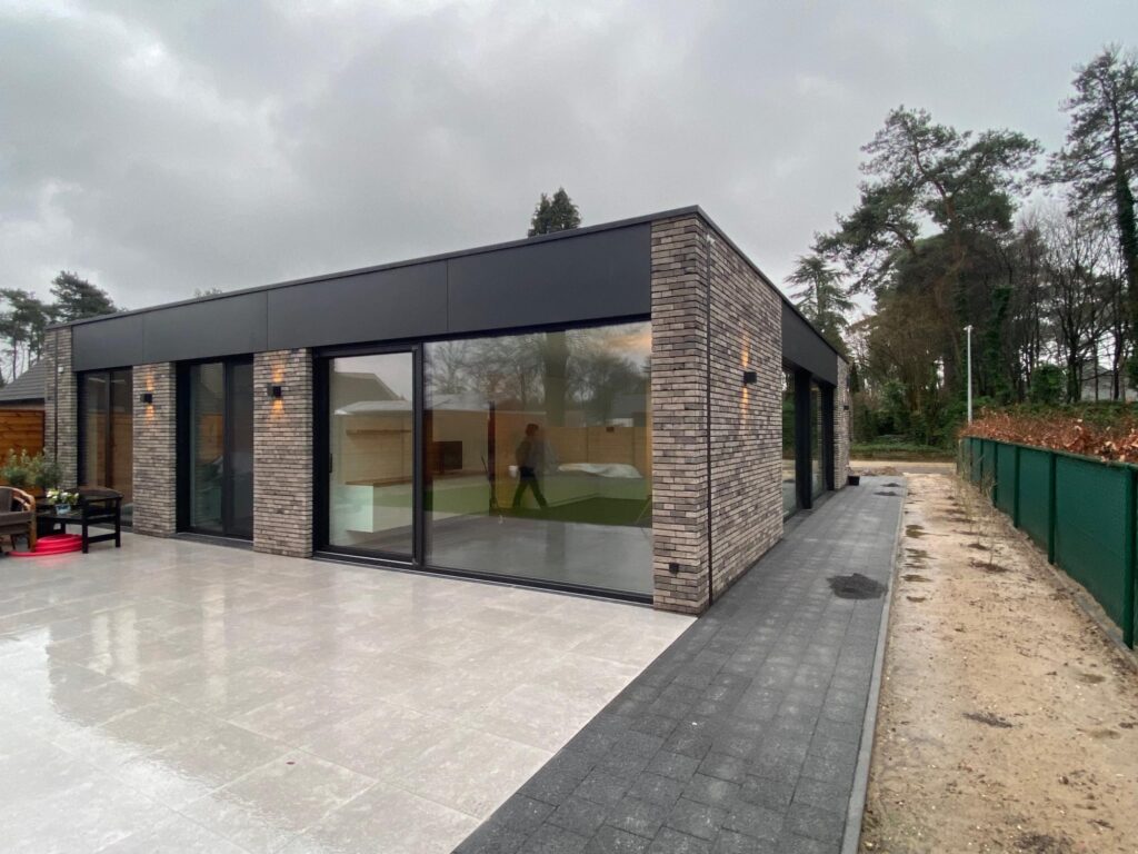 Exterieur woning bij sneeuw &mdash; woning De Kort, Kasterlee