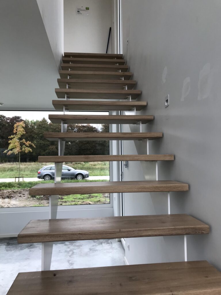 Trap met houten treden in afwerkingsfase &mdash; woning Dickens, Oud-Turnhout