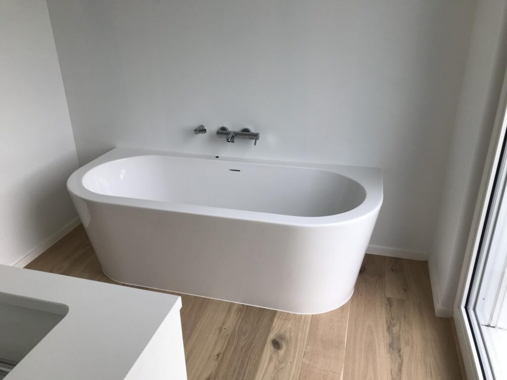 Badkamer met vrijstaand bad &mdash; woning Dickens, Oud-Turnhout