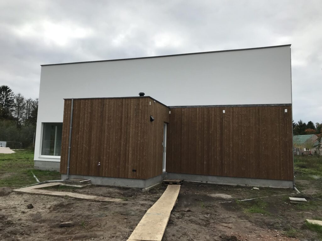 Exterieur zijkant met tuin &mdash; woning Dickens, Oud-Turnhout