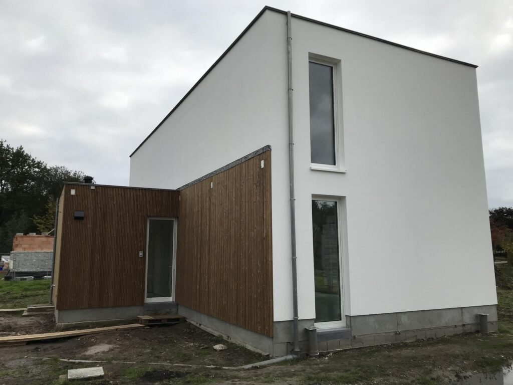 Exterieur zijgevel met donkere cladding &mdash; woning Dickens, Oud-Turnhout