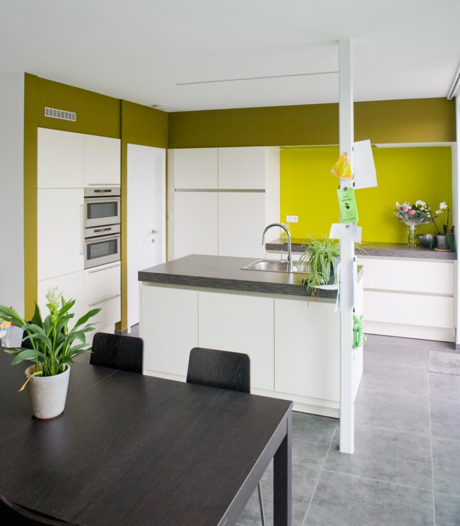Keuken met geel accent en witte kasten &mdash; woning De Backer, Herselt