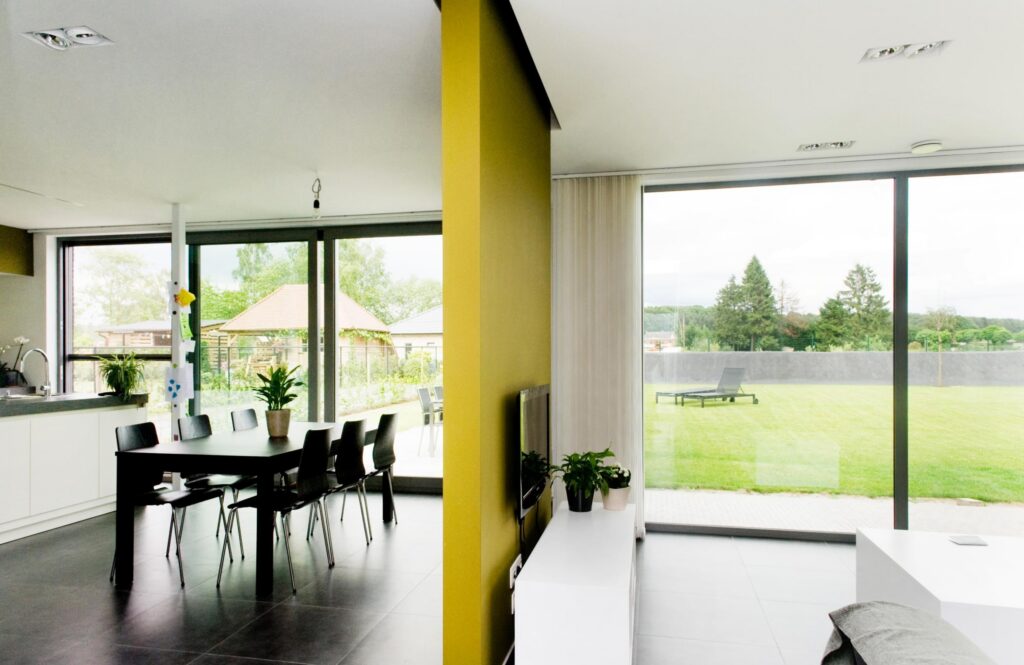 Eetruimte met stoelen &mdash; woning De Backer, Herselt