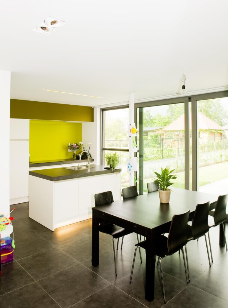 Keuken en eetruimte met geel accent &mdash; woning De Backer, Herselt
