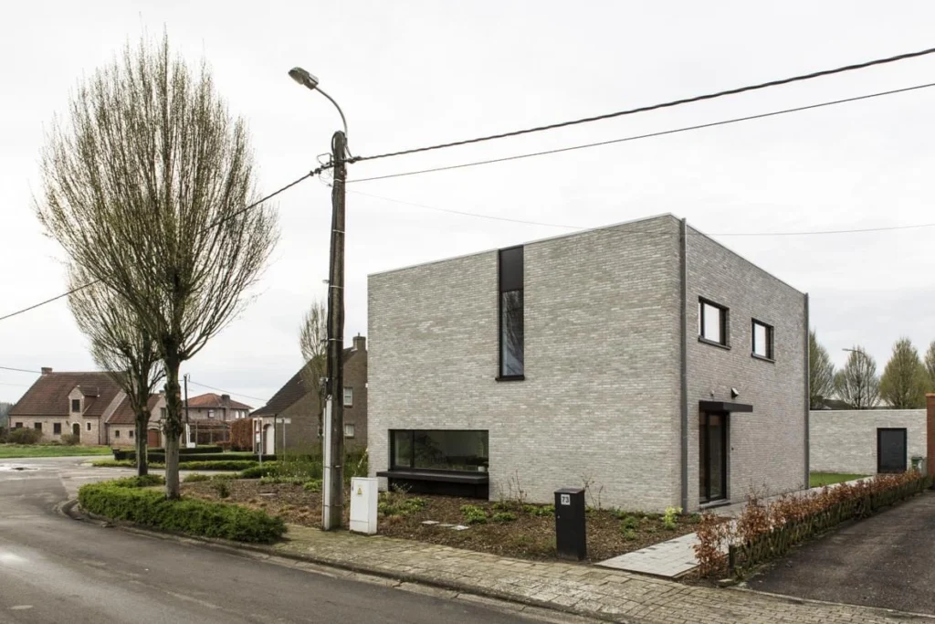 Voorgevel moderne woning met lichte gevels en zwarte accenten &mdash; Bens, Geel