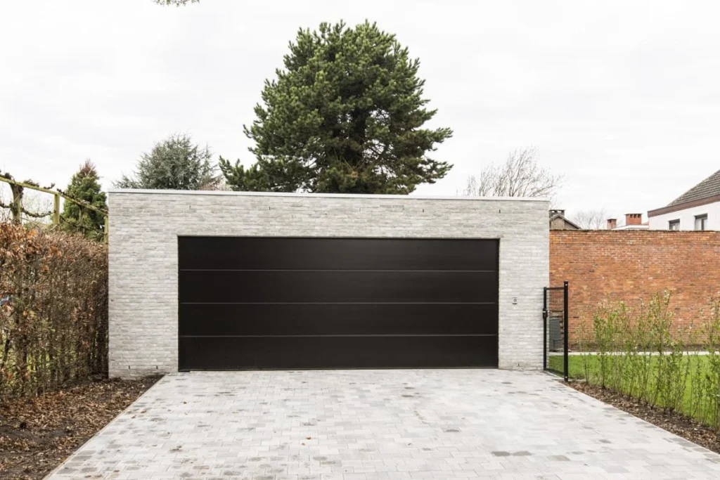 Garagedeur en oprit &mdash; woning Bens, Geel