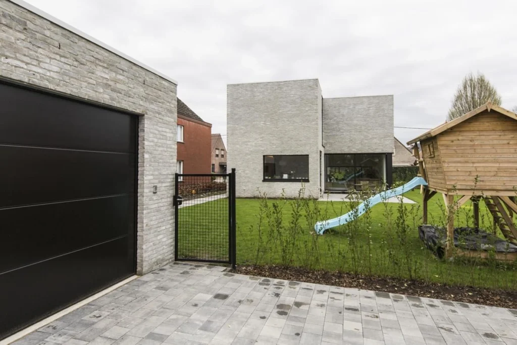 Voorgevel breed &mdash; modern gebouw met lichte gevels &mdash; Bens, Geel