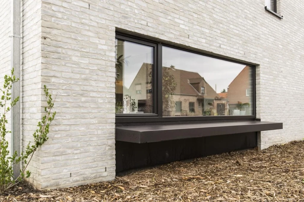 Leefruimte met grote raampartij en tuinzicht &mdash; woning Bens, Geel