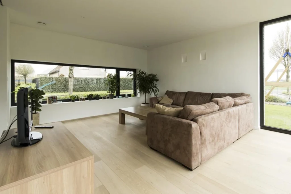 Leefruimte met sofa en tv-meubel &mdash; woning Bens, Geel