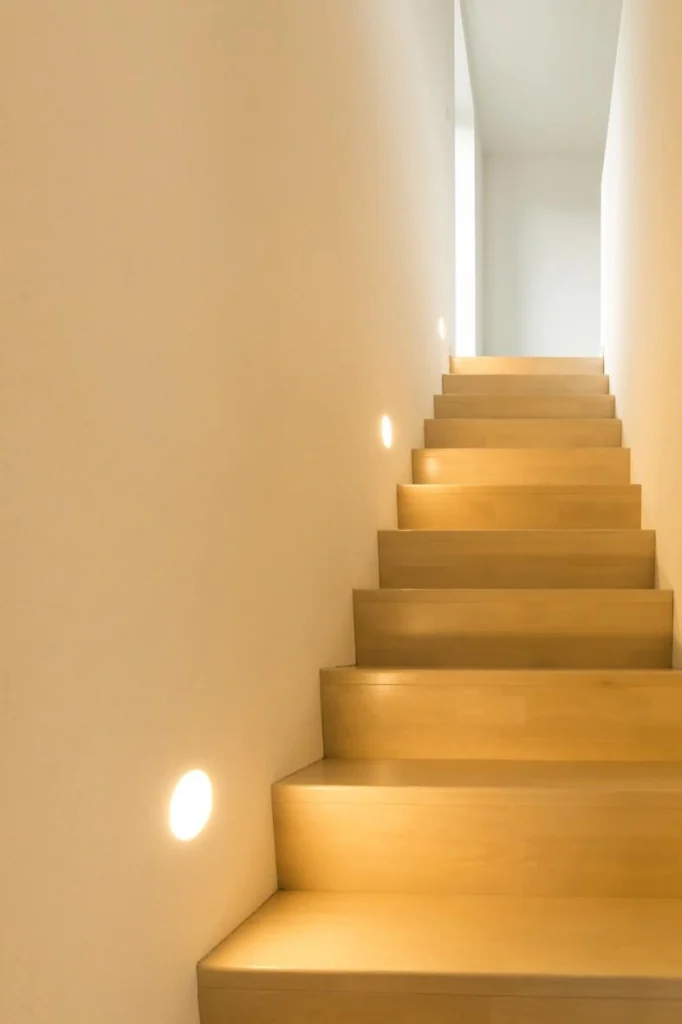 Lichte trap met houten treden &mdash; woning Bens, Geel