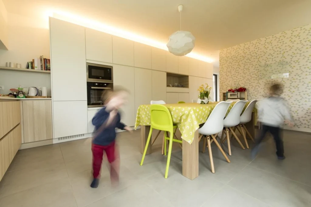 Eetruimte met gele stoelen en gezinssfeer &mdash; woning Bens, Geel