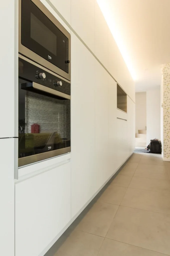 Keuken met ingebouwde oven en donkere details &mdash; woning Bens, Geel