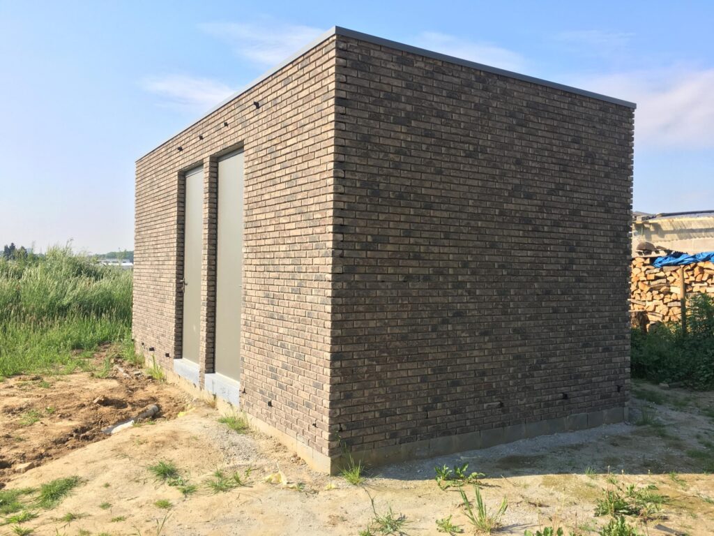 Moderne kubusvormige woning in donker materiaal &mdash; woning Cambien, Tielt-Winge