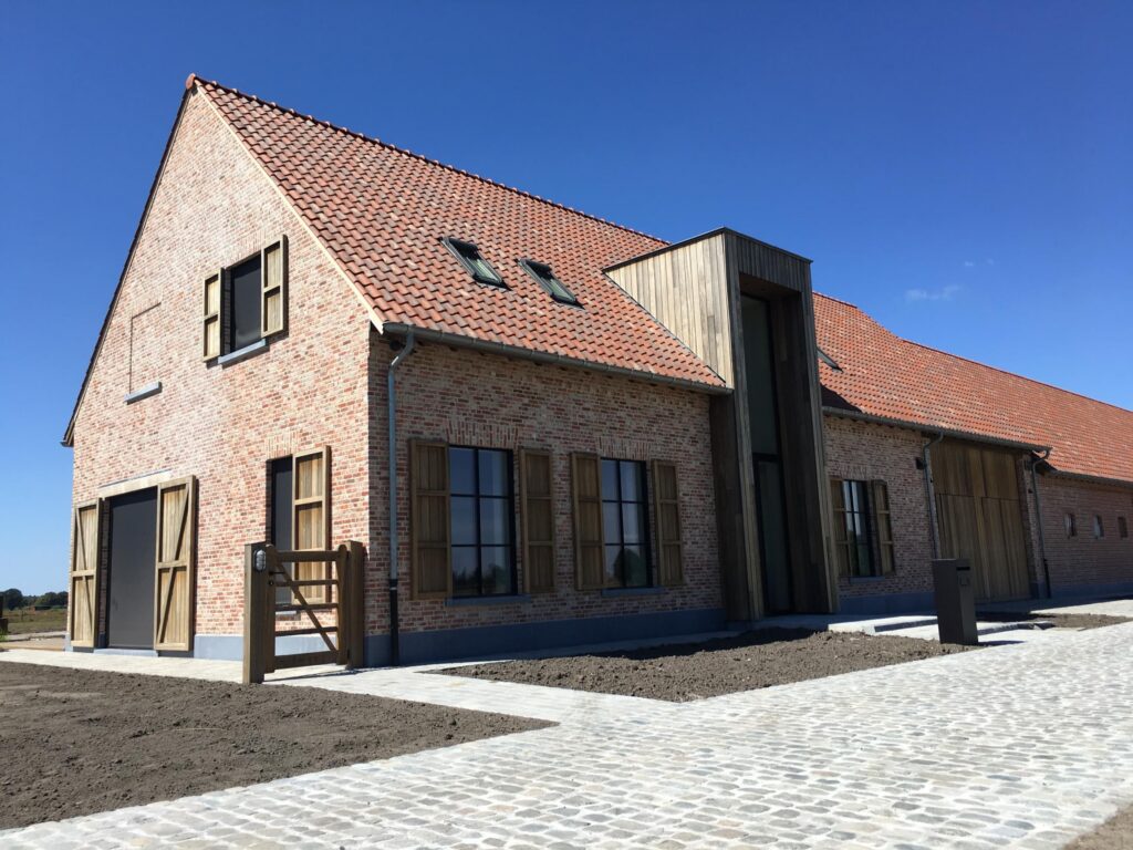 Exterieur gerenoveerde hoeve met rood pannendak &mdash; woning Cornelis, Merksplas